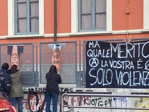 Meloni e Valditara a testa in giù: i media di sinistra insabbiano la violenza anarchica