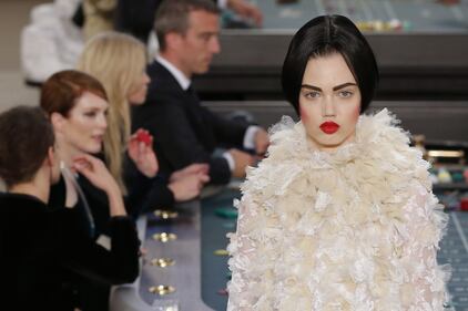 La sfilata di Chanel tra tavoli della roulette e slot 2