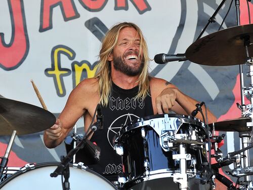 "Morto prima del concerto". Così se n'è andato Taylor Hawkins, batterista dei Foo Fighters