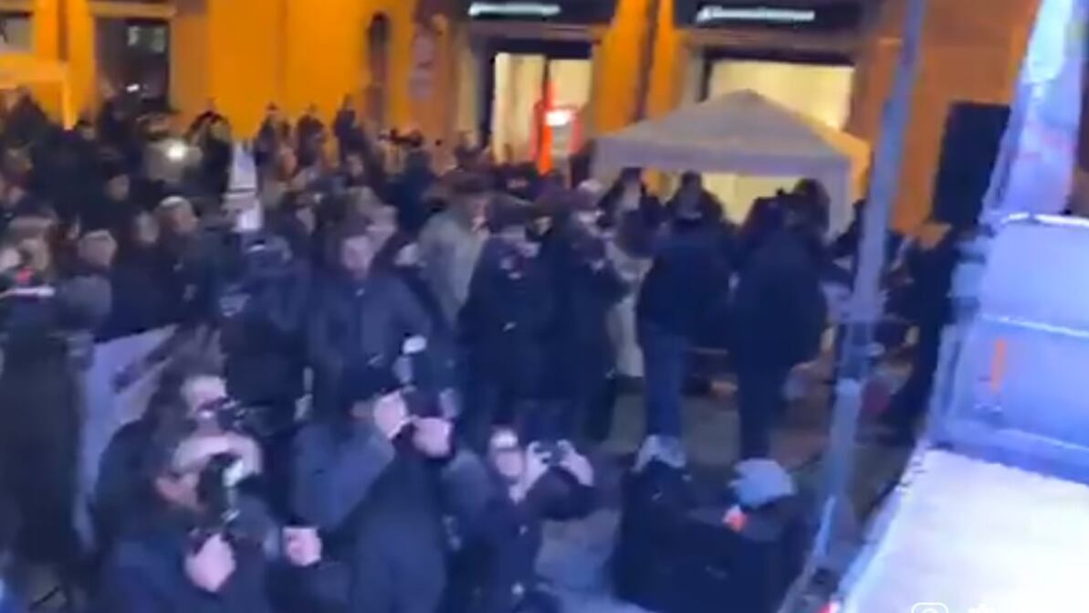 Il comizio di Di Maio a Bologna è un flop: in piazza duecento persone