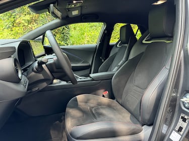 Toyota C-HR 2024: guarda la gallery del nuovo crossover full-hybrid 18