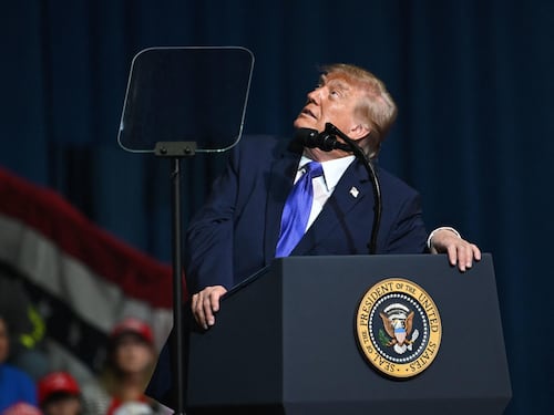 “Sei disgustoso, mettiti in forma”. L’attacco choc di Trump al giornalista Reuters