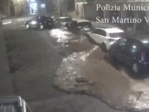 Avellino, il fiume interrato 'scoppia' e solleva la piazza