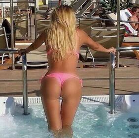 Francesca Cipriani: seno nudo su Instagram	 46