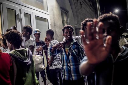 Migranti, l'hub di via Sammartini al collasso 16