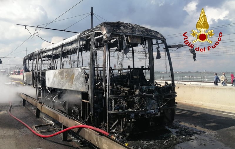 Traffico bloccato sul ponte e tanta paura: bus in fiamme a Venezia 1