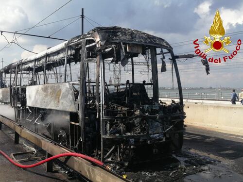 Traffico bloccato sul ponte e tanta paura: bus in fiamme a Venezia