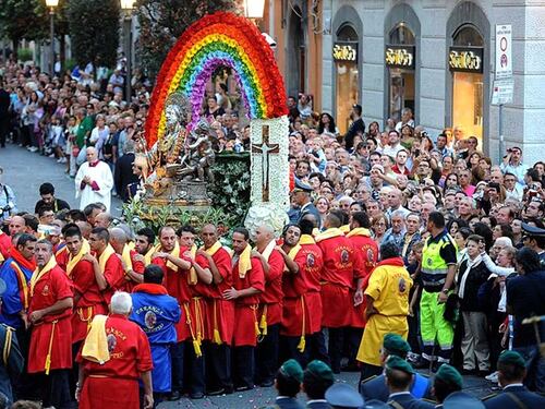 Salerno, fischi al vescovo che non voleva l'inchino