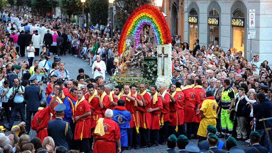 Salerno, fischi al vescovo che non voleva l'inchino