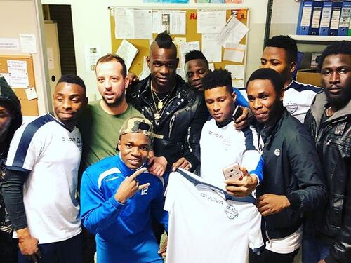 Balotelli in visita al centro profughi di Brescia: "Stop al razzismo"
