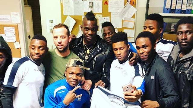 Balotelli in visita al centro profughi di Brescia: "Stop al razzismo"