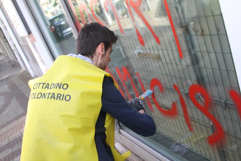 Al lavoro per ripulire Milano dopo gli scontri 9