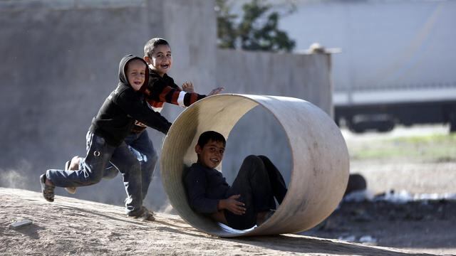 Adesso vogliono far adottare i bambini immigrati agli italiani