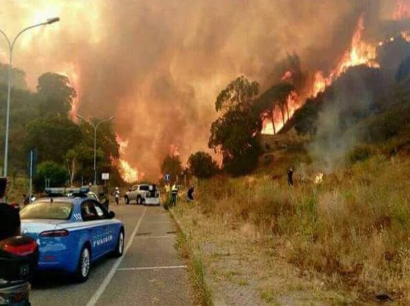 Gli incendi divampano sul Vesuvio 6