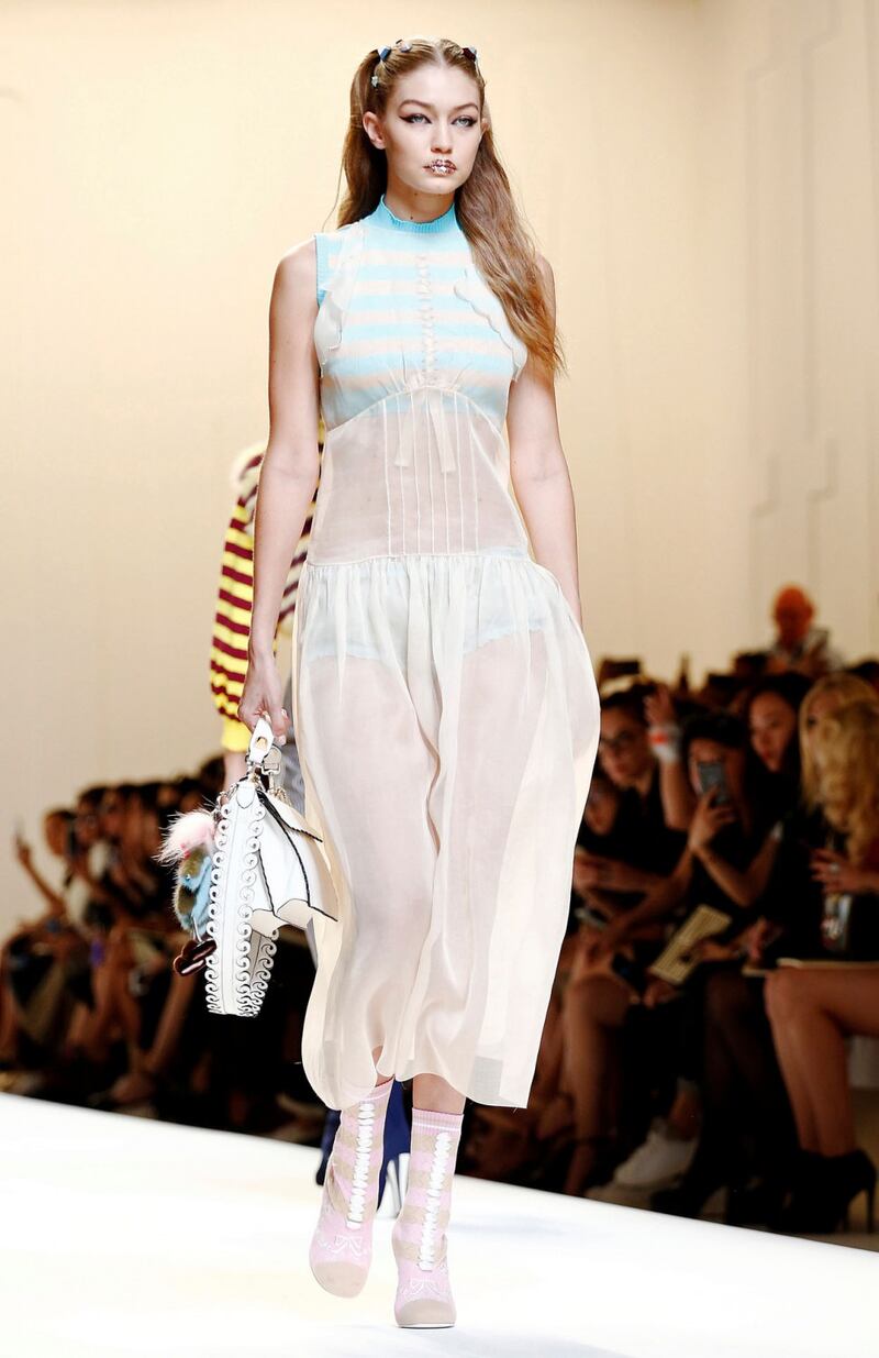 Gigi Hadid a seno nudo per Fendi 38