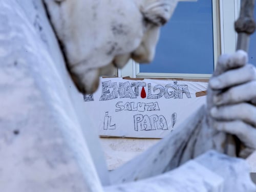 Il Papa ha ripreso l’attività lavorativa. Il bollettino medico: “Fa fisioterapia, buona ripresa del polmone operato”