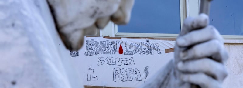 Il Papa ha ripreso l’attività lavorativa. Il bollettino medico: “Fa fisioterapia, buona ripresa del polmone operato”