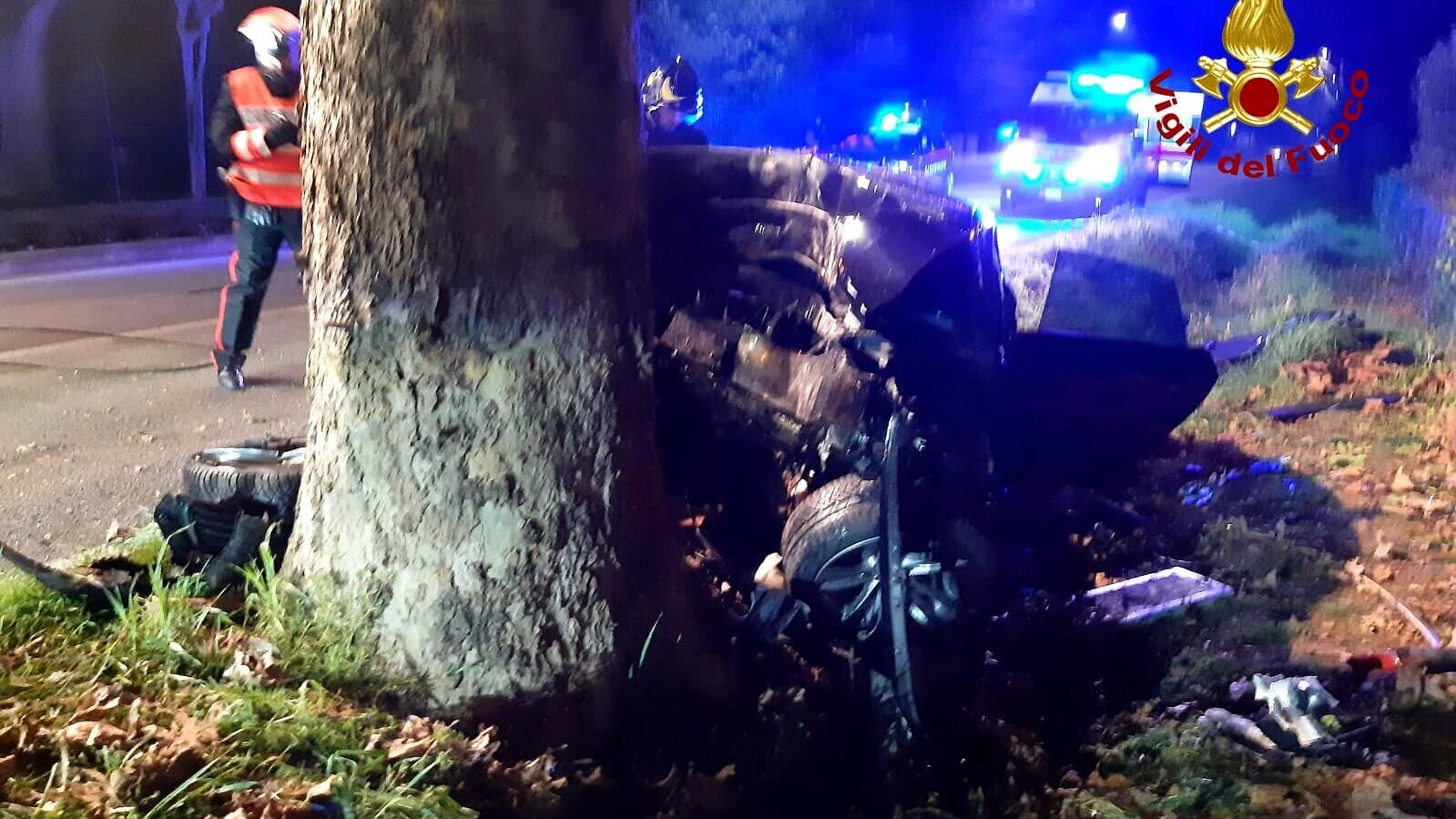 L'auto finisce contro un albero: muoino due ragazze giovanissime, gravi due ragazzi