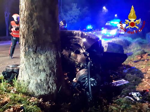 L'auto finisce contro un albero: muoino due ragazze giovanissime, gravi due ragazzi