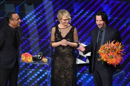Sanremo 2017, Maria De Filippi e il bacio agli ospiti 44