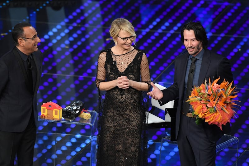 Sanremo 2017, Maria De Filippi e il bacio agli ospiti 44