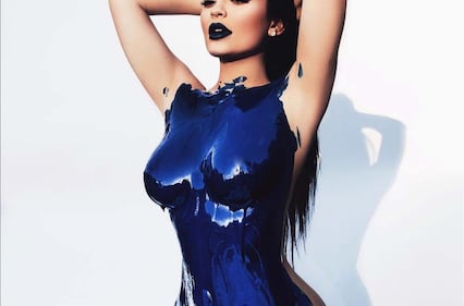 Kylie Jenner nuda e ricoperta di vernice su Instagram 1