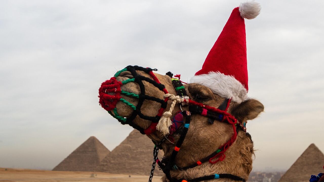Il lato bizzarro di Babbo Natale: leggende e versioni improbabili nel mondo
