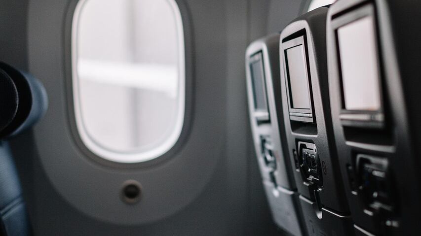 Devi salire su un aereo? Mai indossare questi vestiti, è un rischio per la salute