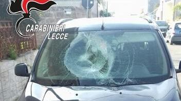 "Non te ne vai via da me" E lancia bombola del gas contro la moglie e i figli