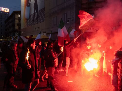 A Milano torna il "patentino antifascista" per manifestare. La Russa: "Roba da soviet"