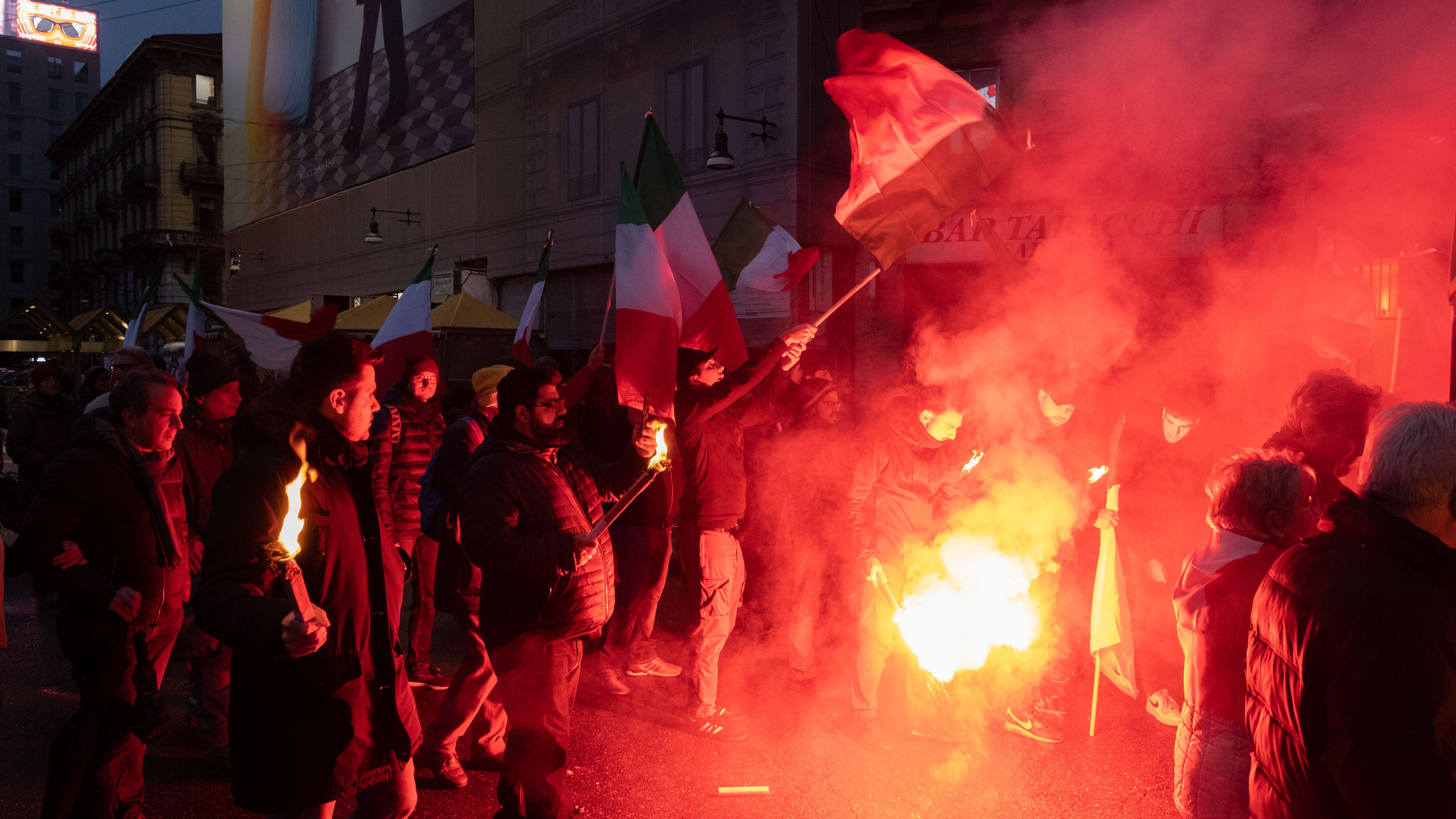 A Milano torna il "patentino antifascista" per manifestare. La Russa: "Roba da soviet"