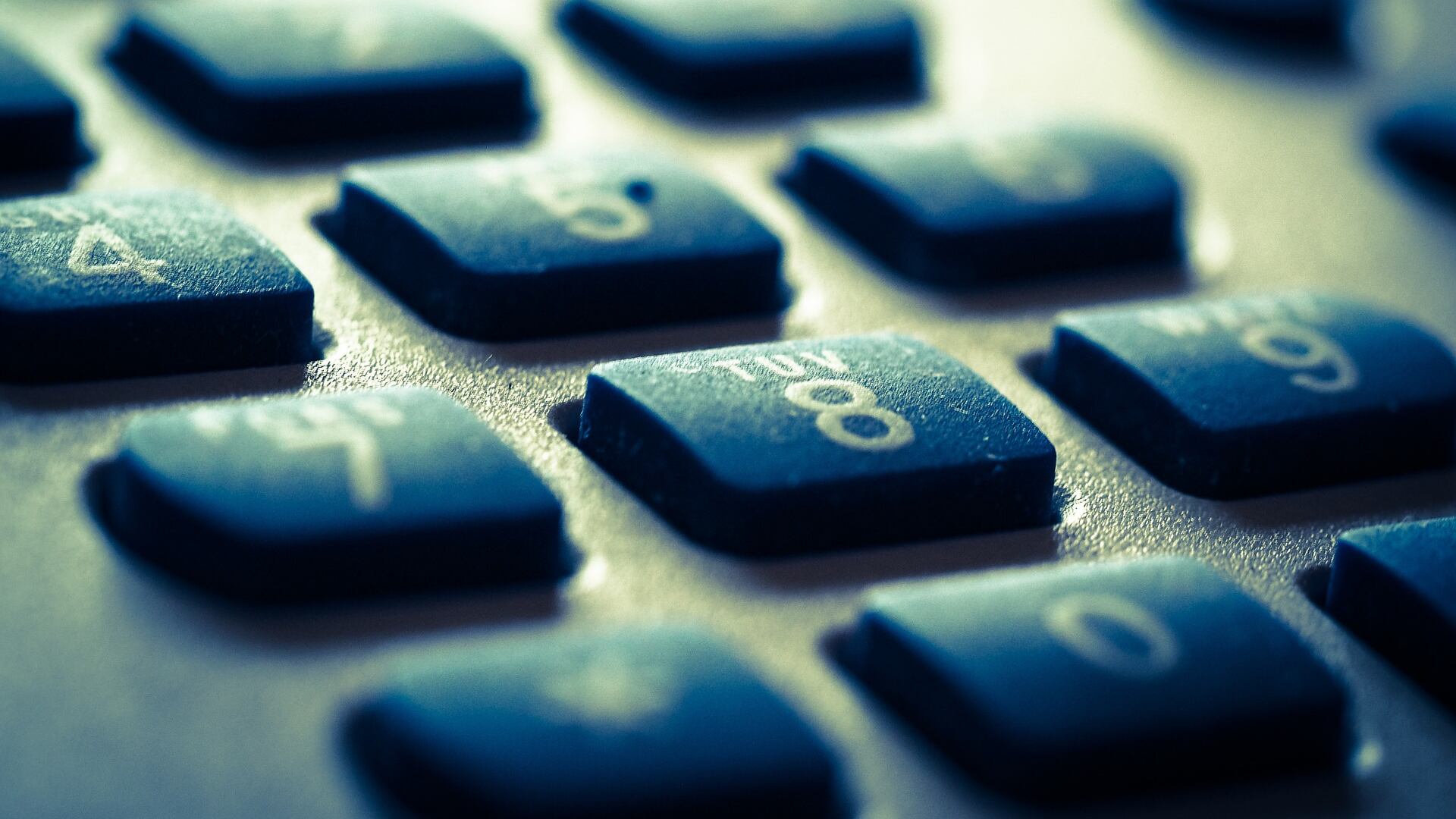 "Fateci alzare i prezzi". La richiesta degli operatori telefonici