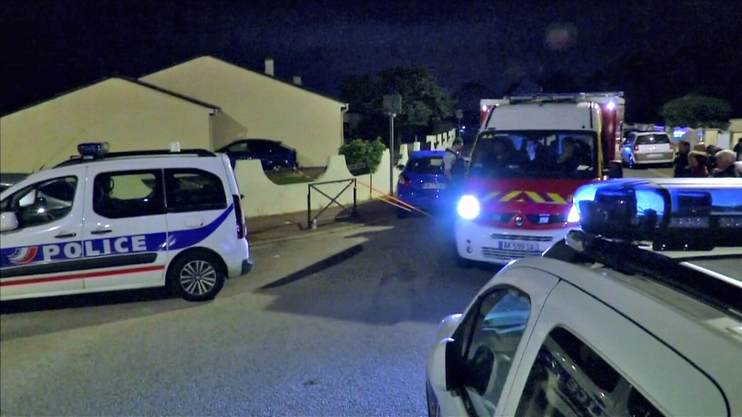 "Sono dell'Isis, Allahu Akbar". Poi un islamico fa due morti a Parigi