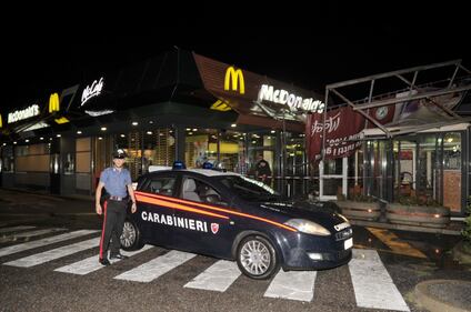 Crolla gazebo di McDonald's: un bimbo ferito 15