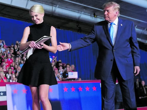Trump da rimonta con spot e comizi. Il tour elettorale per evitare il crollo