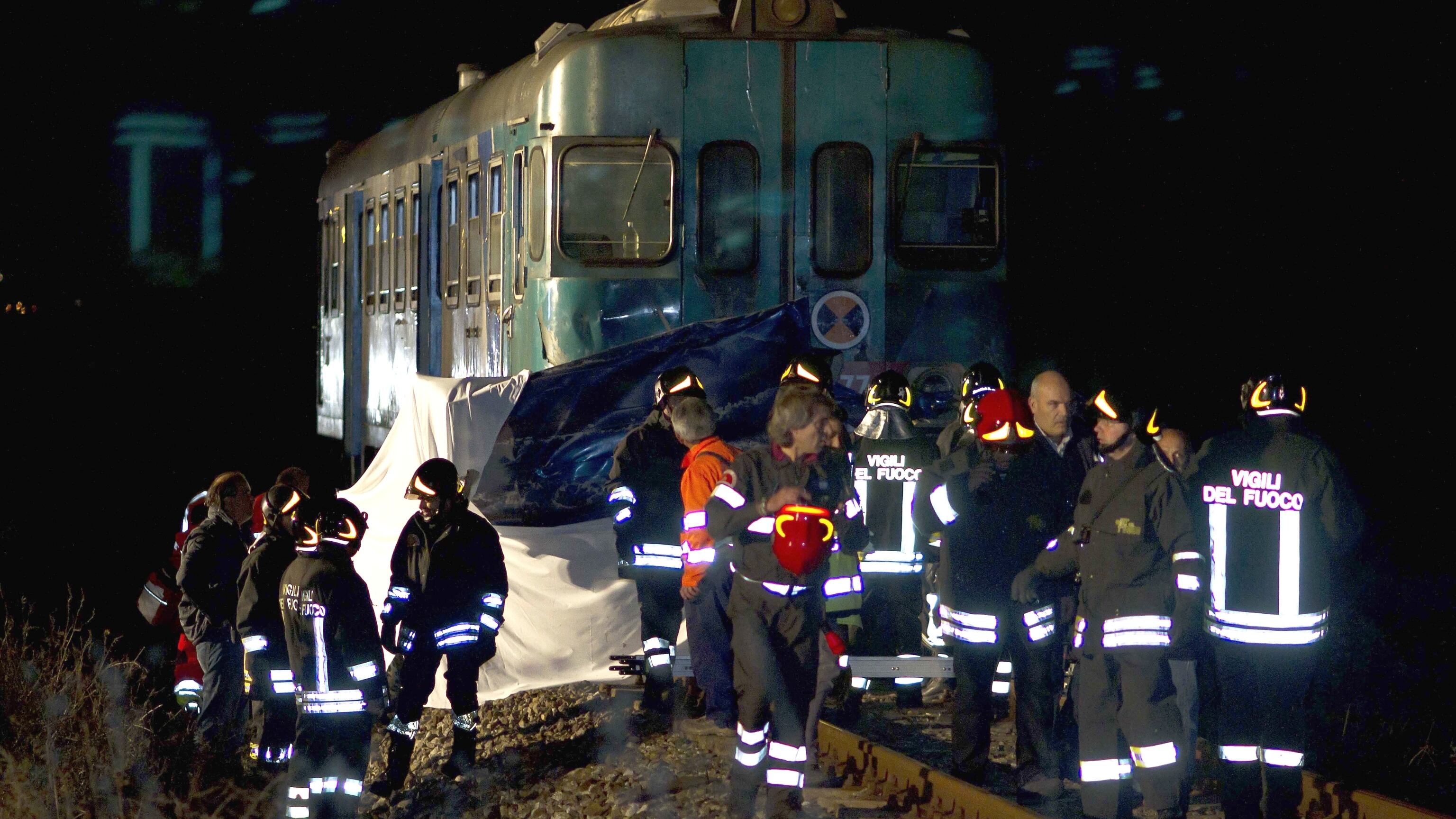 Calabria, un treno travolge un'auto: sei vittime, due salvi per "miracolo"