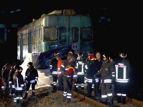 Calabria, un treno travolge un'auto: sei vittime, due salvi per "miracolo"