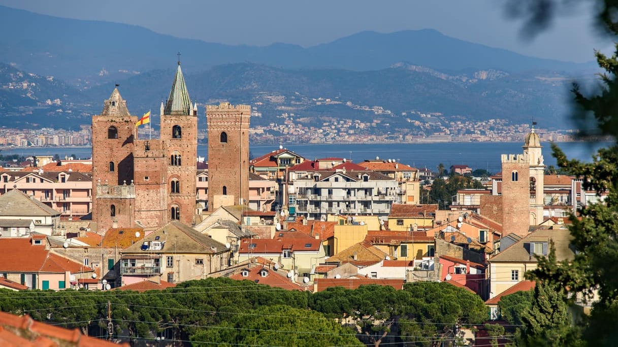 Albenga, le ronde dal balcone contro i "furbetti di Pasqua"