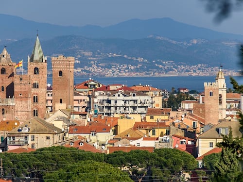 Albenga, le ronde dal balcone contro i "furbetti di Pasqua"