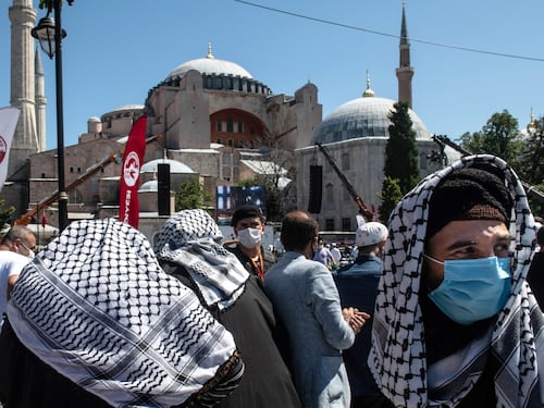 Santa Sofia ora è una moschea: migliaia in preghiera a Istanbul