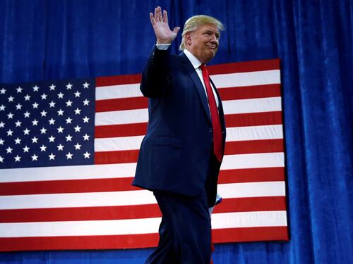 Gli ufficiali sostengono Hillary Ma la "truppa" appoggia Trump