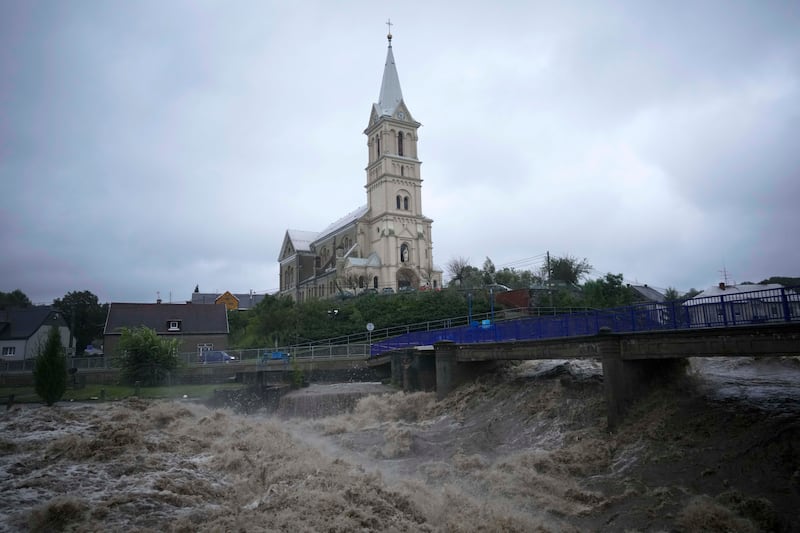 Il fiume Bela minaccia una chiesa durante le inondazioni a Mikulovice, Repubblica Ceca