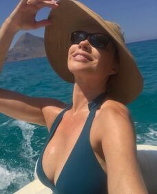 Anna Falchi, topless in piscina 2