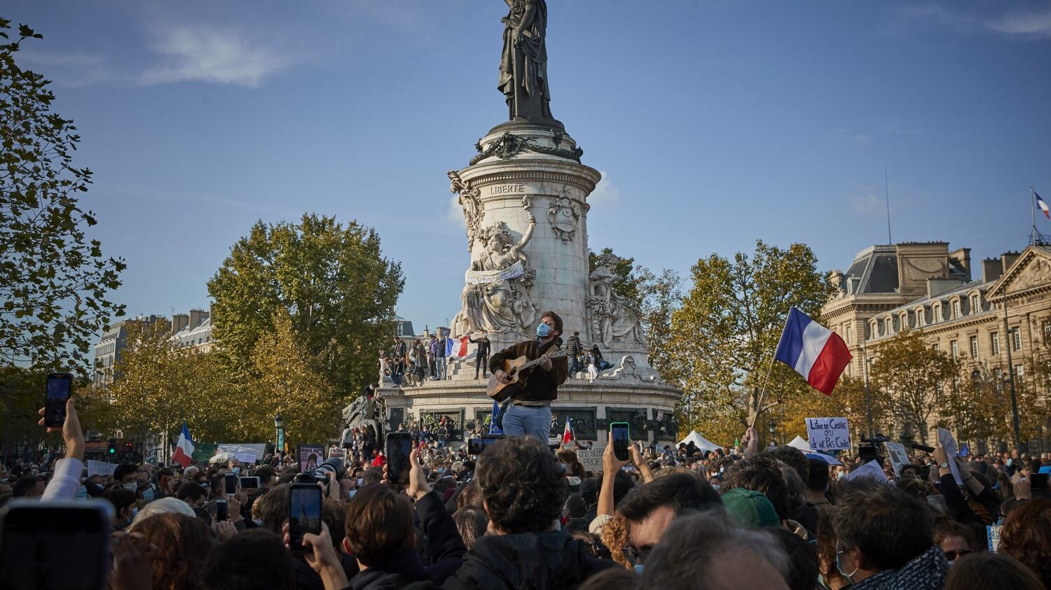 Prof, la Francia in piazza. Espulsi 231 integralisti