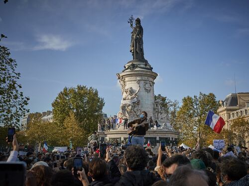 Prof, la Francia in piazza. Espulsi 231 integralisti