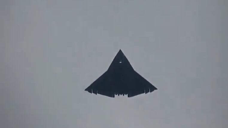 “Ha effettuato un altro test di volo”: la Cina scalda il nuovo caccia J-36