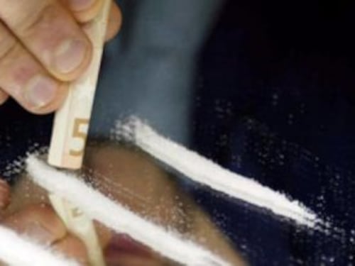 Parigi, sniffa coca dal tetto di un'auto della polizia davanti alla caserma