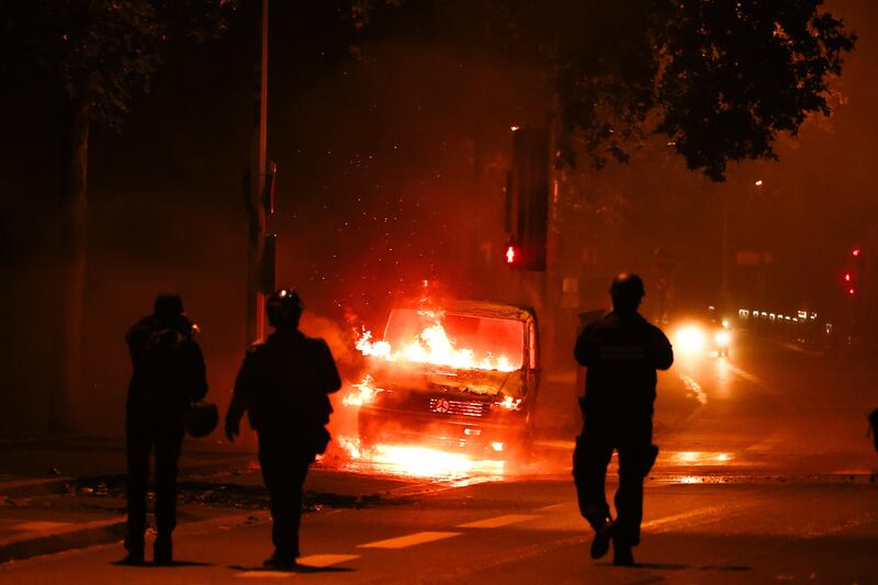 Spari e saccheggi: in Francia un'altra notte da incubo 5