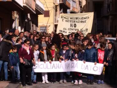 Agrigento, il paese in piazza contro il centro d'accoglienza 4