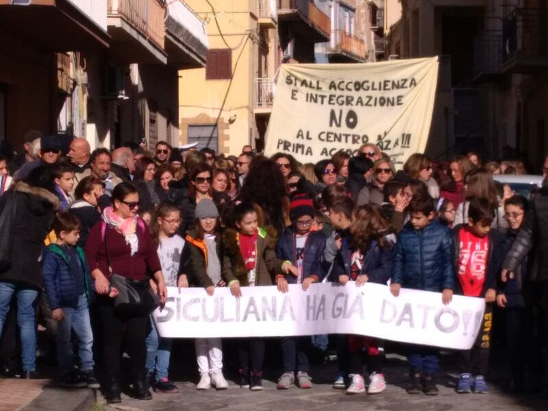 Agrigento, il paese in piazza contro il centro d'accoglienza 4